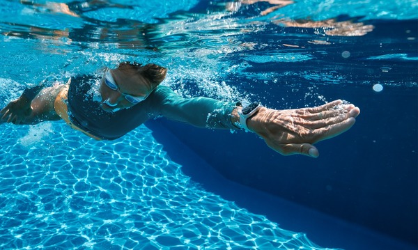Bạn có thể thoải mái sử dụng Apple Watch Series 8 khi bơi lội, vận động dưới nước